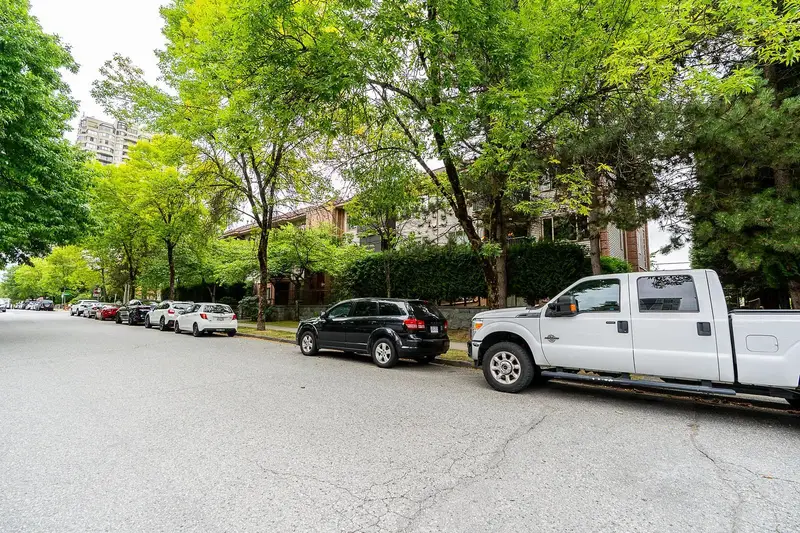 306 6688 BURLINGTON AVENUE - photo 3 of 21