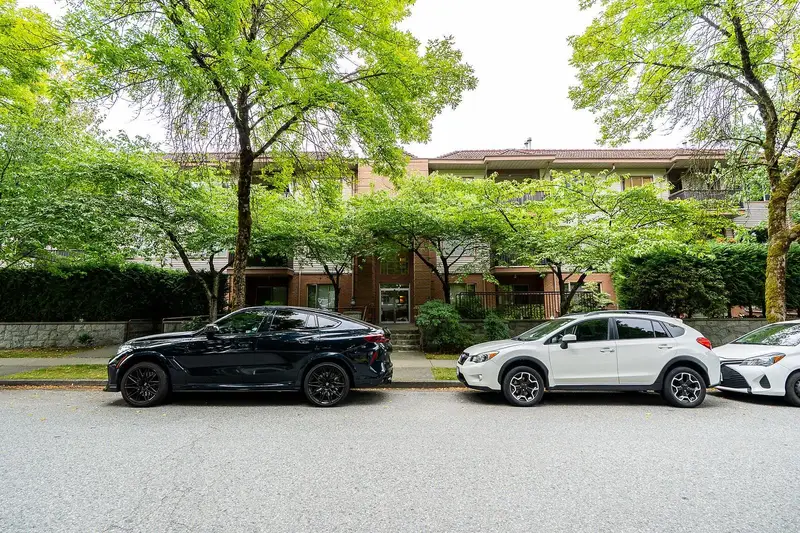 306 6688 BURLINGTON AVENUE - photo 4 of 21