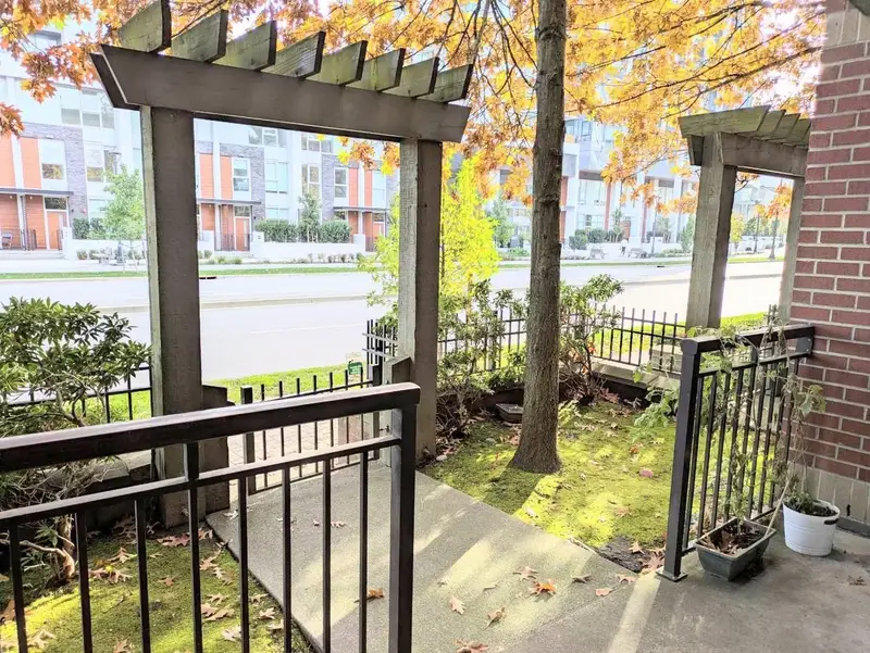 106 10499 UNIVERSITY DRIVE - photo 3 of 14