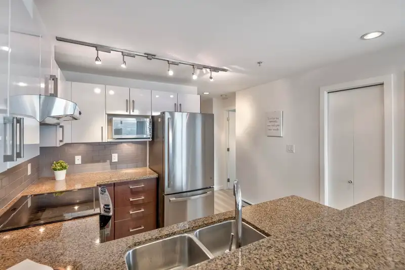 1208 14 BEGBIE STREET - photo 4 of 27