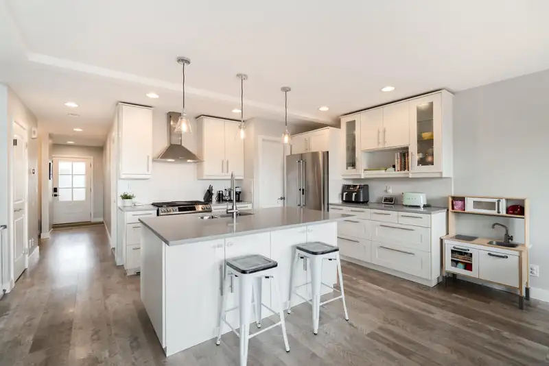 330 RICHMOND STREET - photo 2 of 40