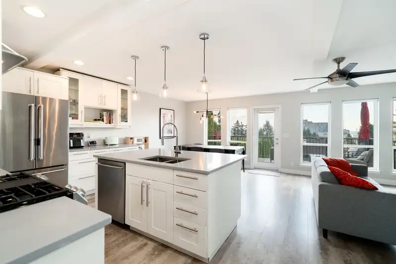 330 RICHMOND STREET - photo 3 of 40