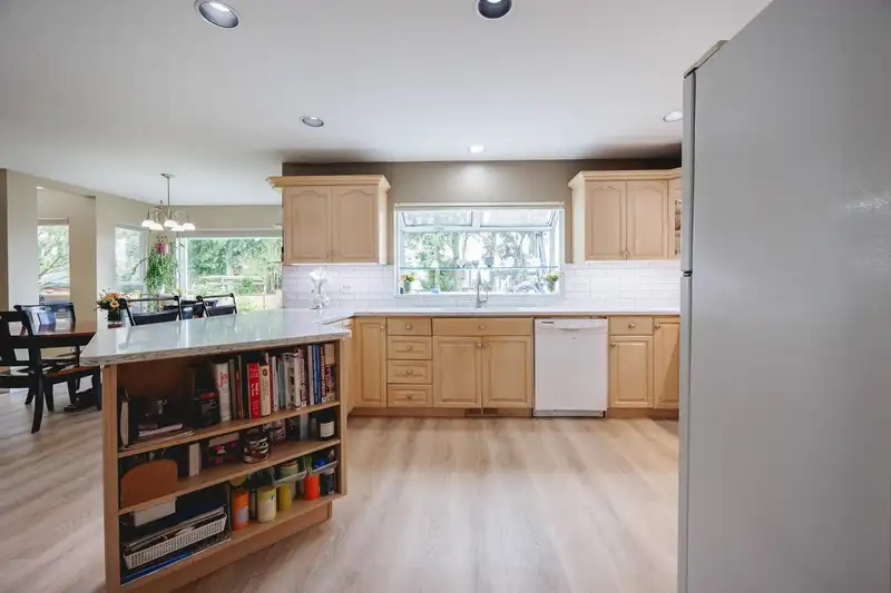 15482 78A AVENUE - photo 4 of 39