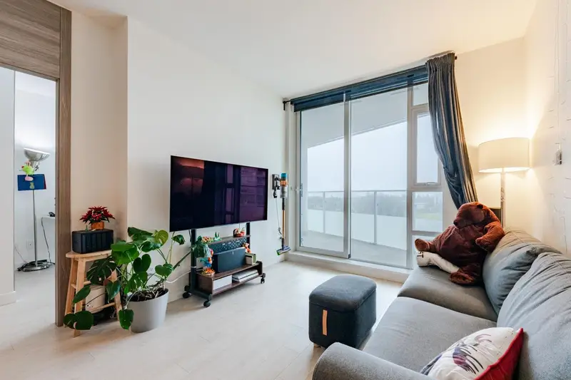 1803 9887 WHALLEY BOULEVARD - photo 4 of 25