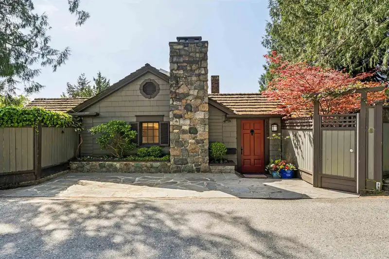 6054 GLENEAGLES DRIVE - photo 3 of 40