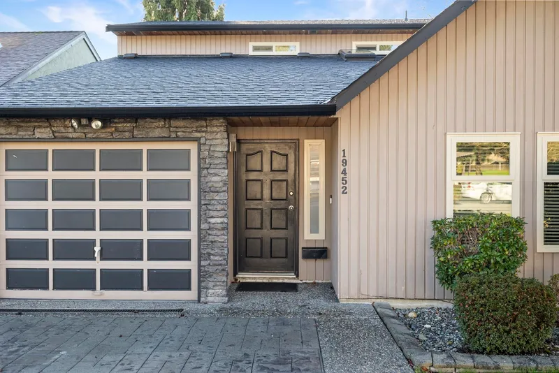 19452 61 AVENUE - photo 4 of 25