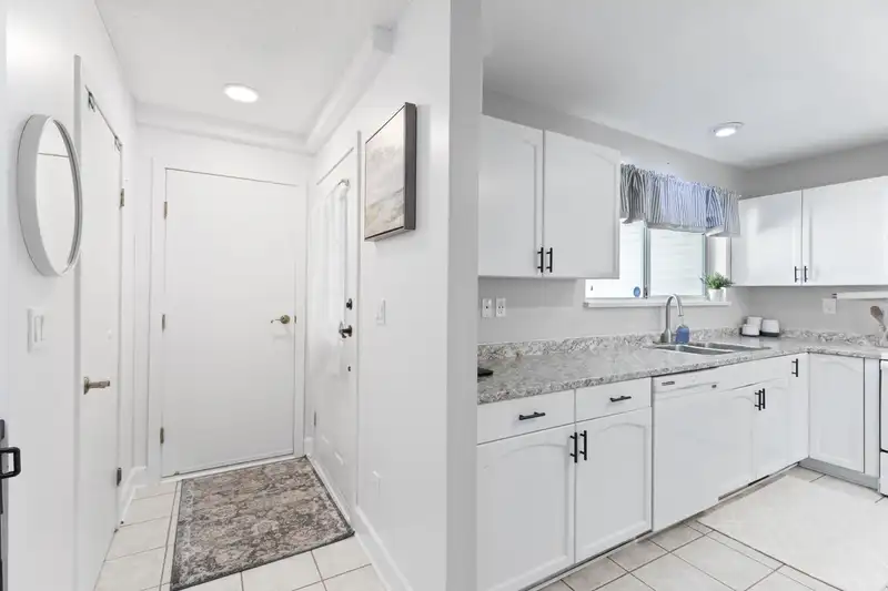 303 20675 118 AVENUE - photo 2 of 40