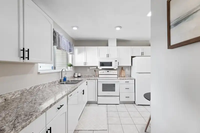 303 20675 118 AVENUE - photo 3 of 40