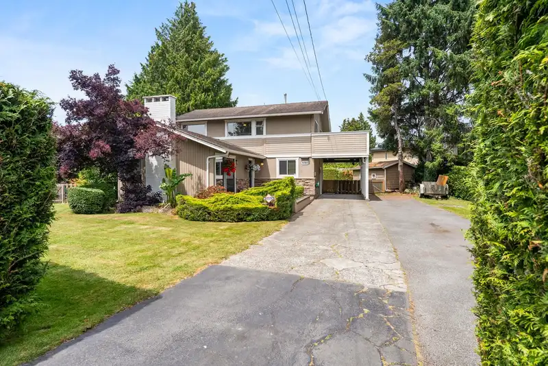 9780 PINEWELL CRESCENT - photo 4 of 40