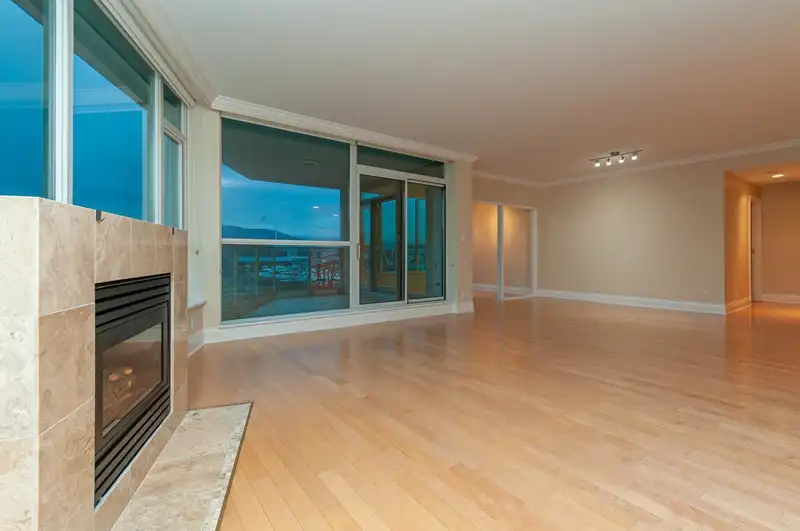 302 1777 BAYSHORE DRIVE - photo 4 of 36