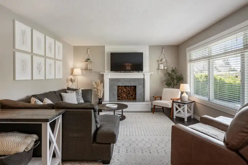 2064 MEADOWS STREET - photo 3 of 40
