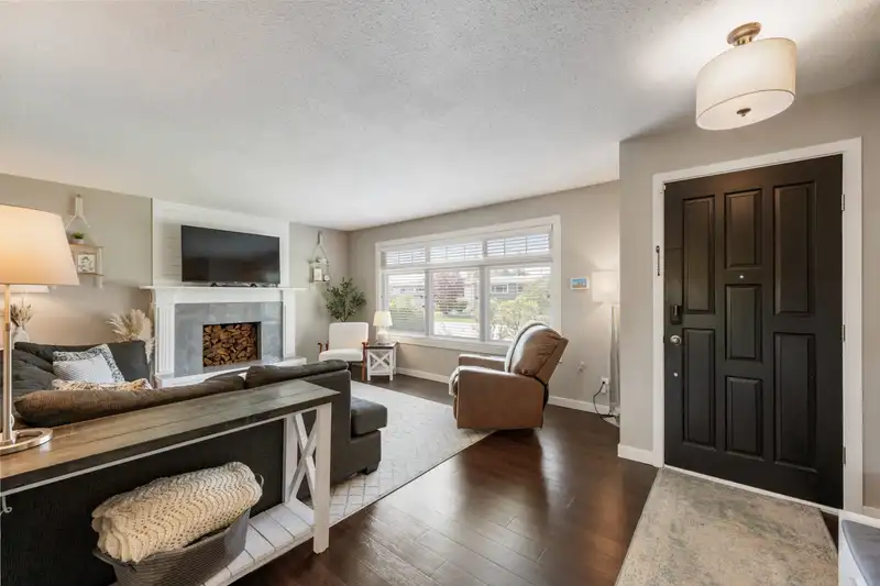 2064 MEADOWS STREET - photo 4 of 40