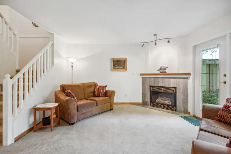 19 8428 VENTURE WAY - photo 4 of 33