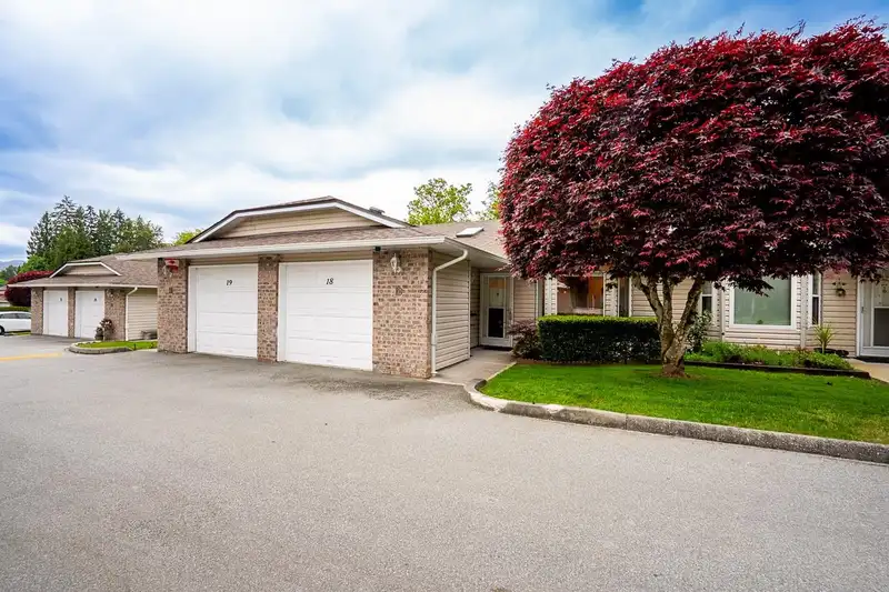 18 22308 124 AVENUE - photo 1 of 32