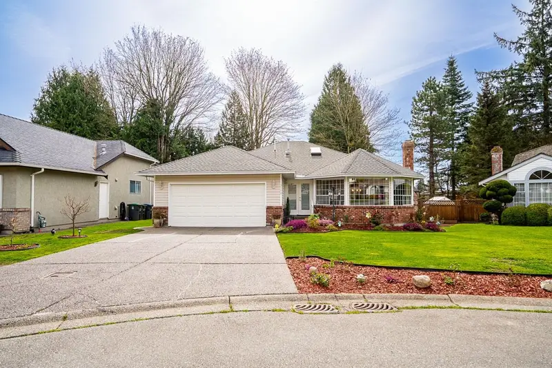 13560 15A AVENUE - photo 2 of 25