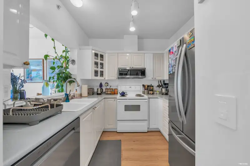 802 160 W KEITH ROAD - photo 3 of 40