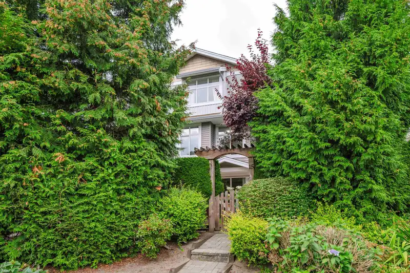 15 20449 66 AVENUE - photo 1 of 40