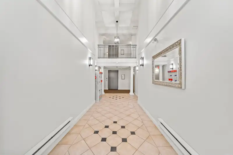 301 1669 GRANT AVENUE - photo 2 of 24