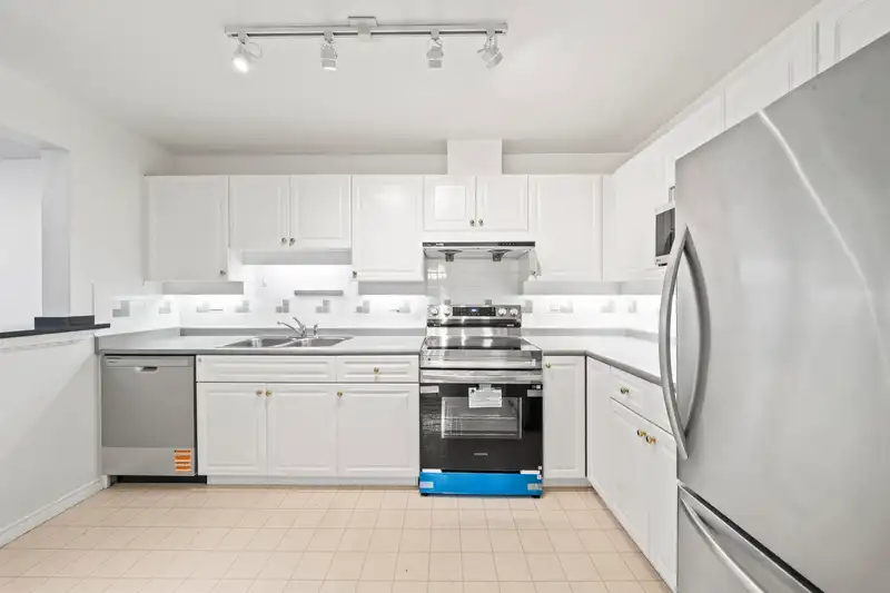 301 1669 GRANT AVENUE - photo 4 of 24