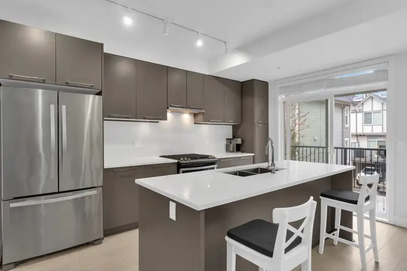 63 8217 204B STREET - photo 2 of 33