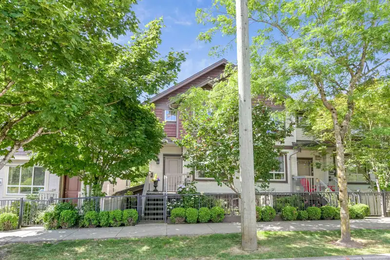 7 19560 68 AVENUE - photo 2 of 29