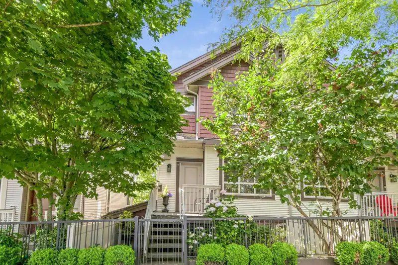 7 19560 68 AVENUE - photo 3 of 29