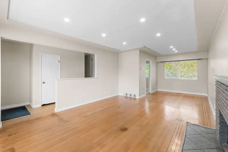 695 NEWPORT STREET - photo 4 of 39