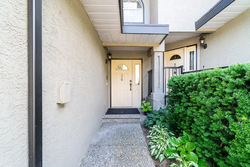 30 22488 116 AVENUE - photo 2 of 35