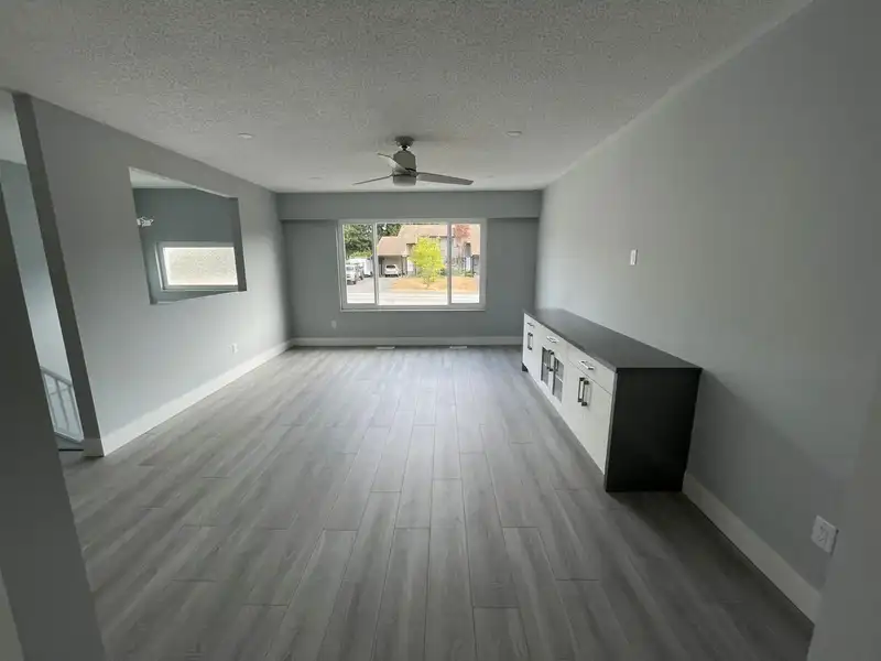 13272 97 AVENUE - photo 2 of 9