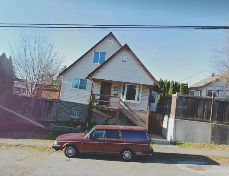 1403 GILMORE AVENUE - photo 2 of 5
