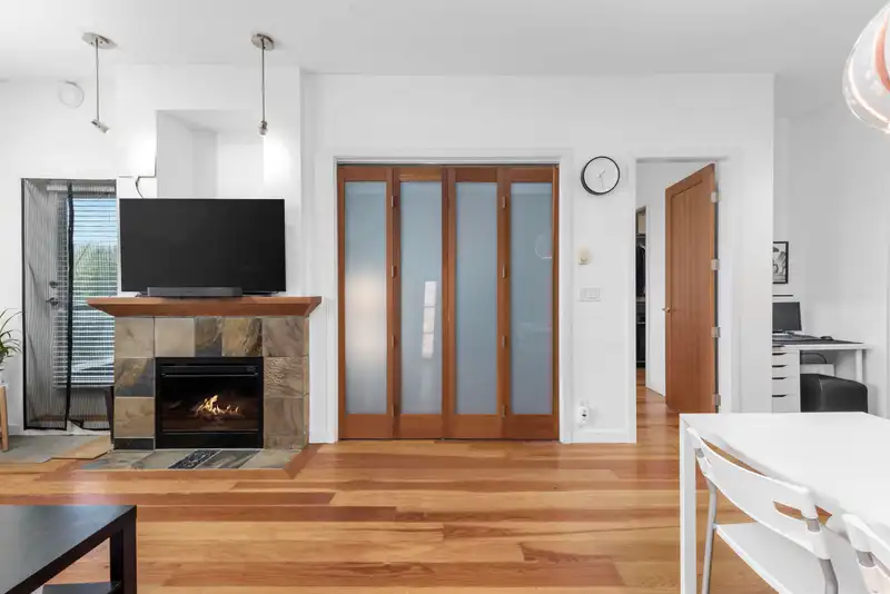 211 240 SALTER STREET - photo 4 of 31