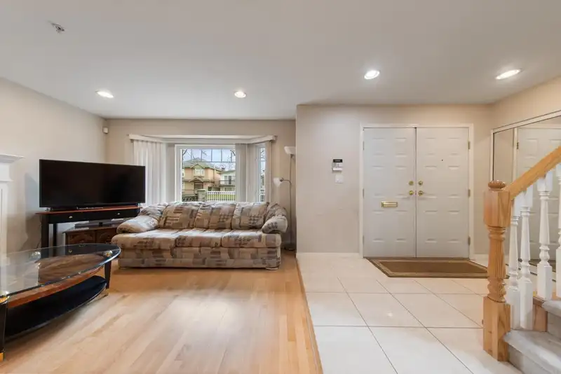 2078 WAVERLEY AVENUE - photo 3 of 36