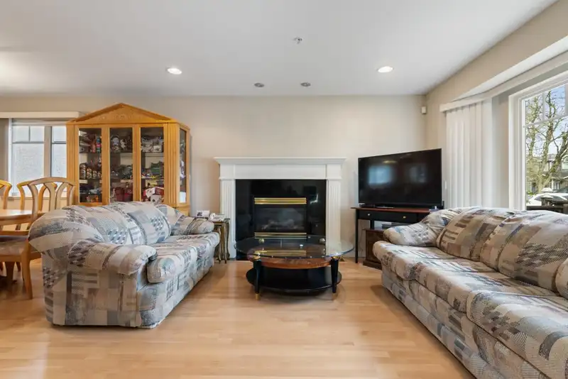 2078 WAVERLEY AVENUE - photo 4 of 36