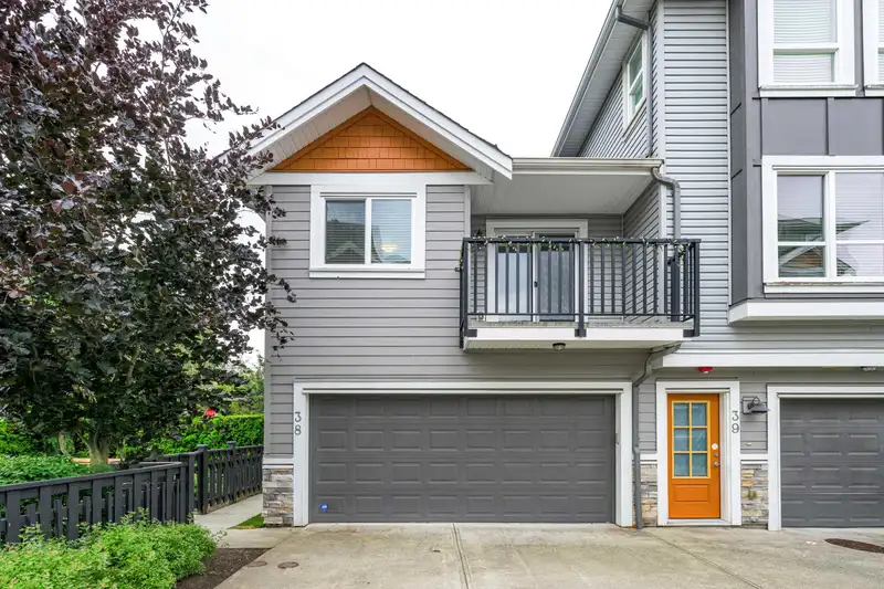 38 20856 76 AVENUE - photo 1 of 37