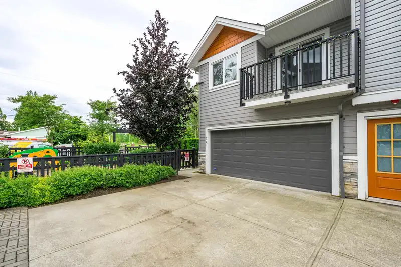 38 20856 76 AVENUE - photo 2 of 37