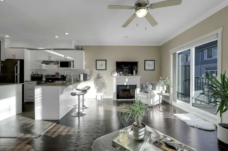 73 15399 GUILDFORD DRIVE - photo 3 of 25