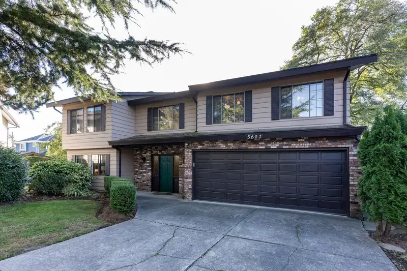 5602 46 AVENUE - photo 1 of 39