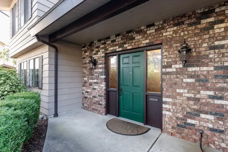 5602 46 AVENUE - photo 2 of 39