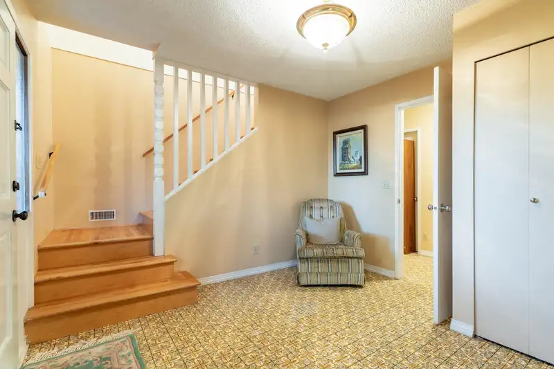 5602 46 AVENUE - photo 3 of 39