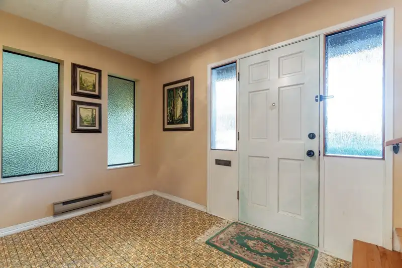 5602 46 AVENUE - photo 4 of 39
