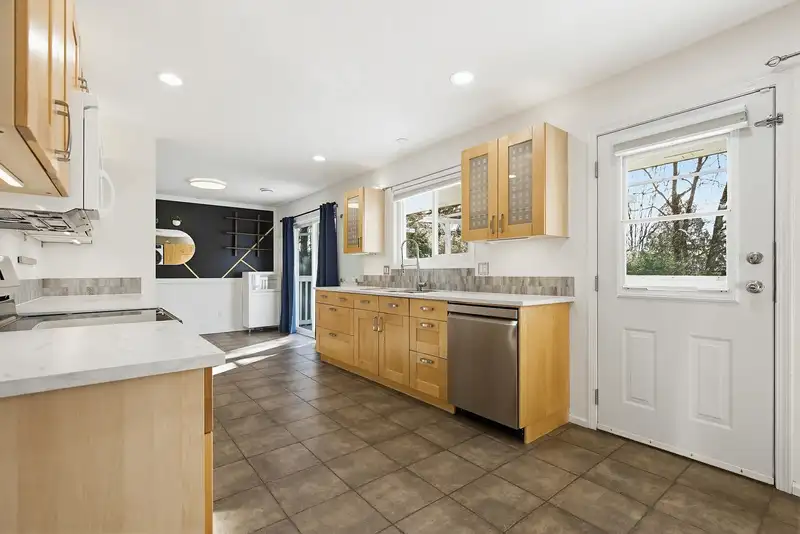33394 HEATHER AVENUE - photo 2 of 39