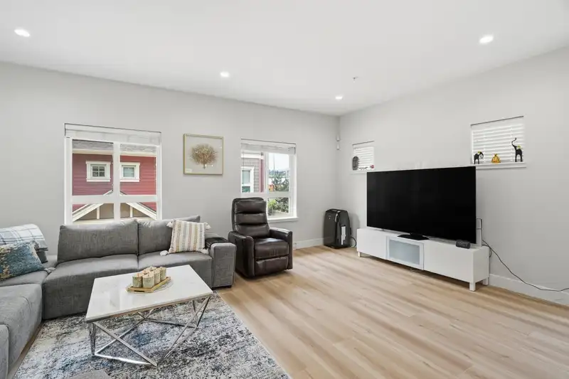 20 843 EWEN AVENUE - photo 2 of 33