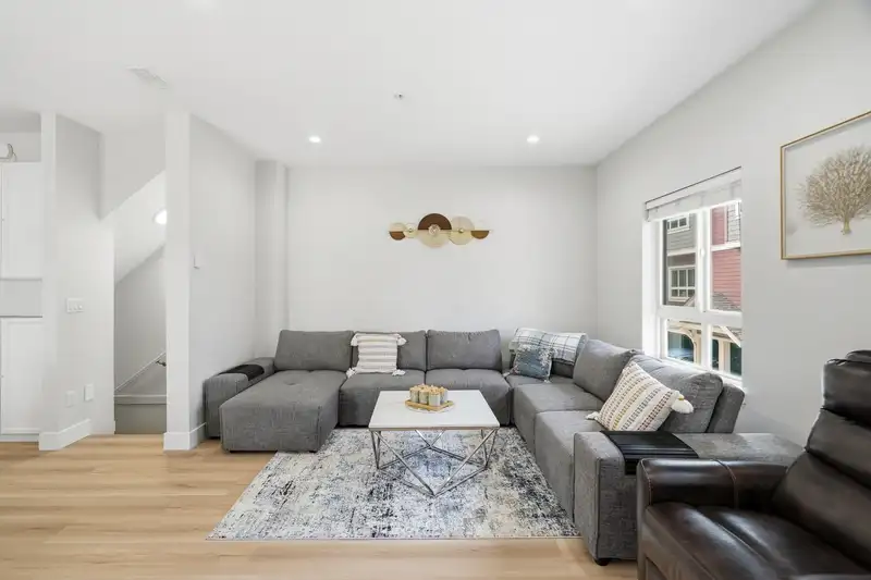 20 843 EWEN AVENUE - photo 3 of 33