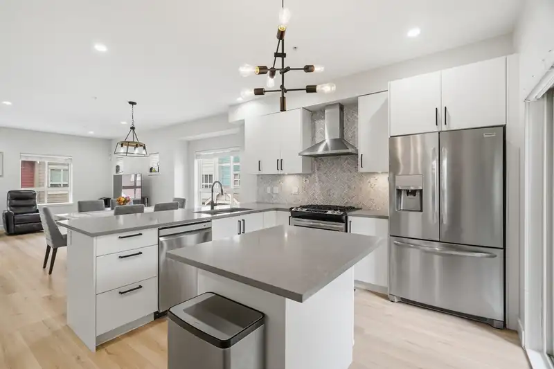 20 843 EWEN AVENUE - photo 4 of 33