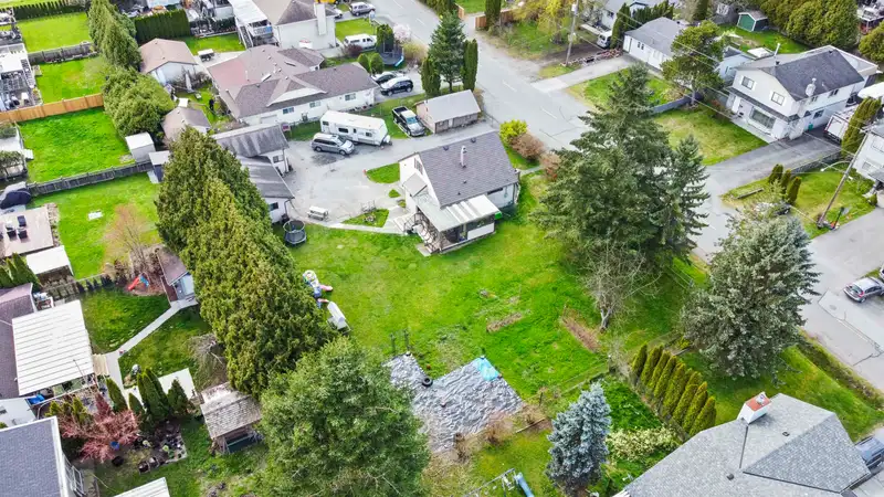 20138 LORNE AVENUE - photo 2 of 28
