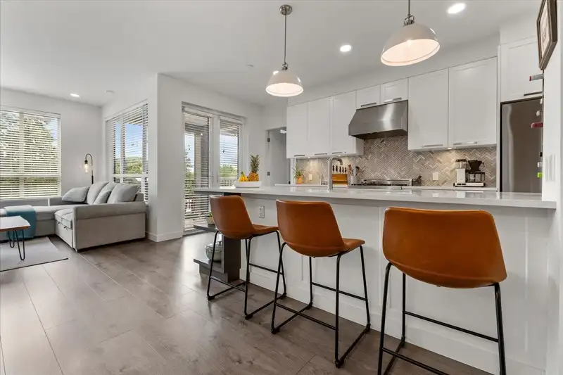 404 33540 MAYFAIR AVENUE - photo 1 of 40