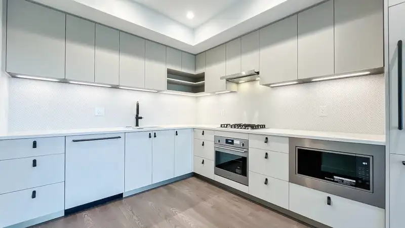609 1680 E 12TH AVENUE - photo 1 of 35