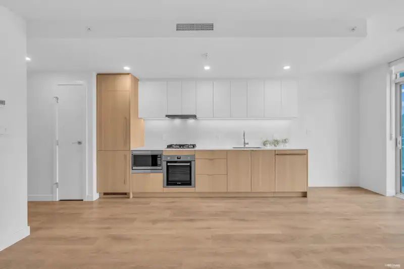 910 318 ALDERSON AVENUE - photo 3 of 40