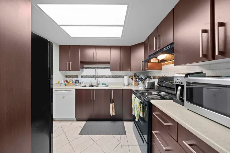 416 2915 GLEN DRIVE - photo 2 of 25