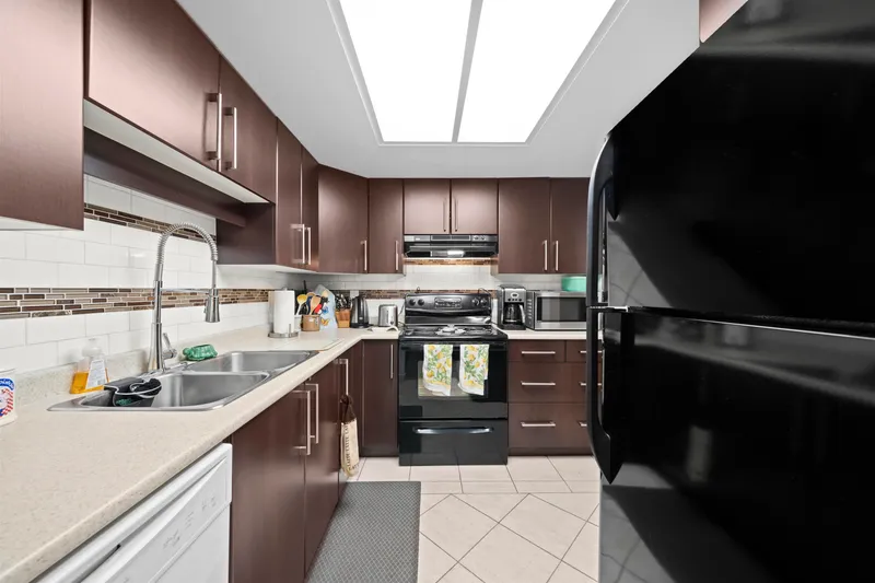 416 2915 GLEN DRIVE - photo 3 of 25